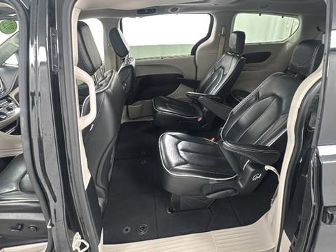 Used 2023 Chrysler Pacifica Limited image 16