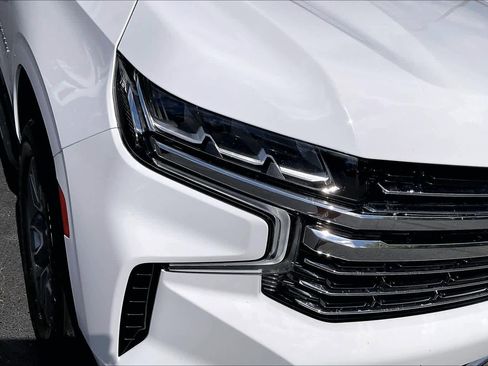 Used 2022 Chevrolet Suburban LT w/ Luxury Package image 28