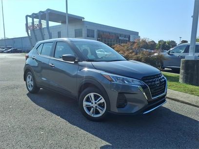 New 2025 Nissan Kicks Play S