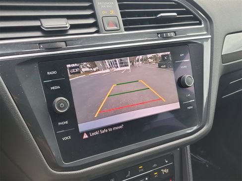 Used 2022 Volkswagen Tiguan SE w/ Panoramic Sunroof Package image 25