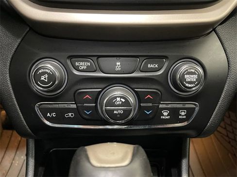 Used 2015 Jeep Cherokee Limited image 23