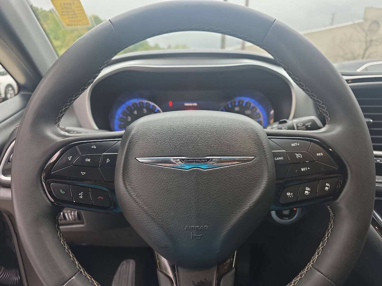Used 2024 Chrysler Pacifica Touring FWD image 8