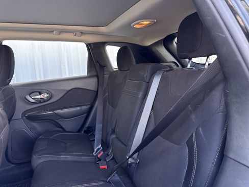 Used 2016 Jeep Cherokee Latitude w/ Comfort/Convenience Group image 17