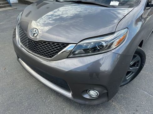Used 2017 Toyota Sienna SE image 9
