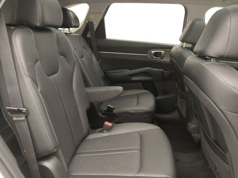 Used 2022 Kia Sorento EX w/ Panoramic Sunroof Package image 19