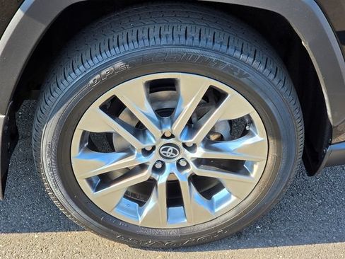 Used 2021 Toyota RAV4 XLE Premium AWD/4WD image 9