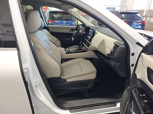 Used 2025 Nissan Pathfinder SL AWD/4WD image 25
