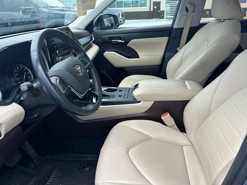 Used 2021 Toyota Highlander XLE AWD/4WD image 6