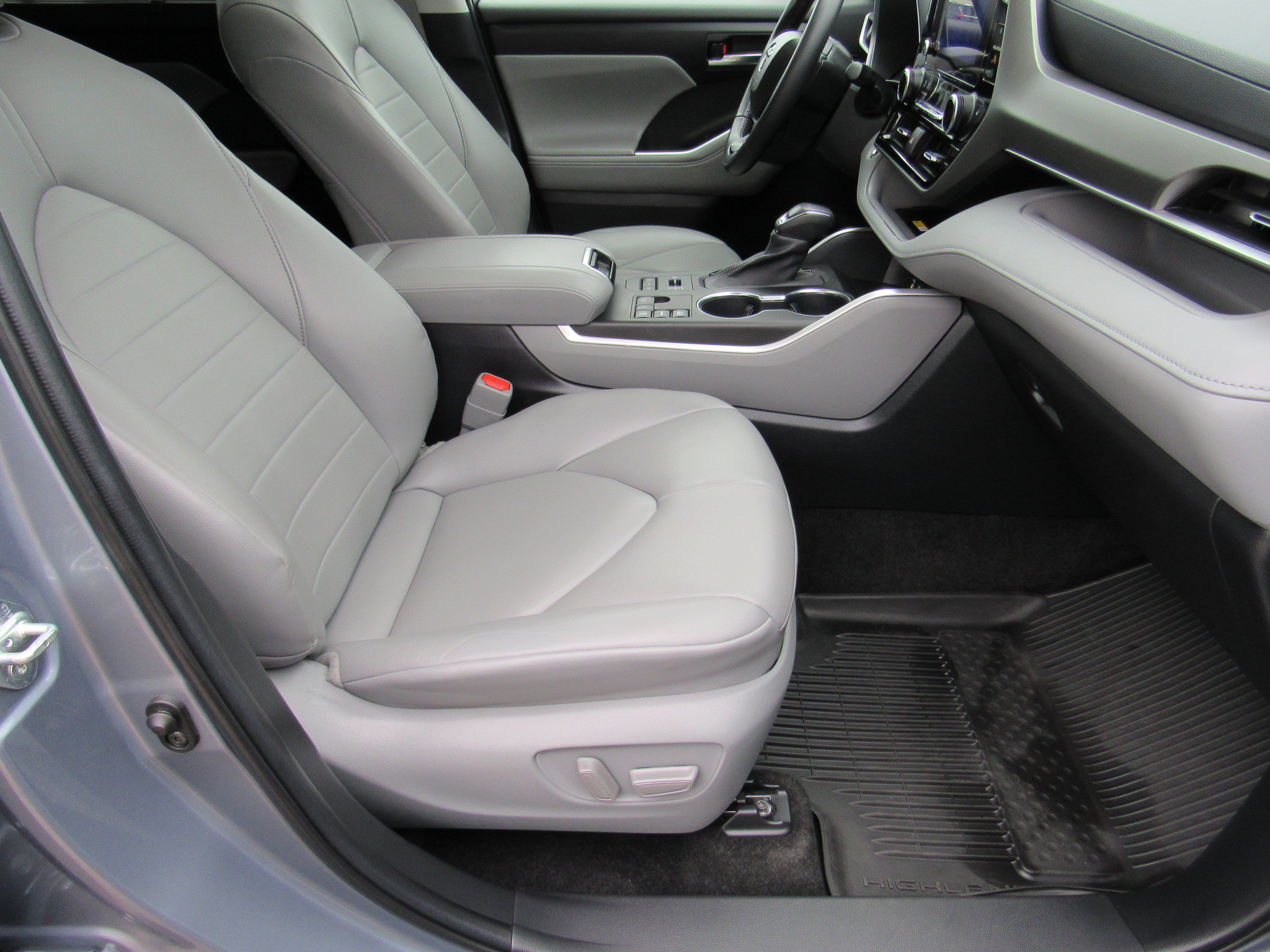 Used 2023 Toyota Highlander XLE AWD/4WD image 30