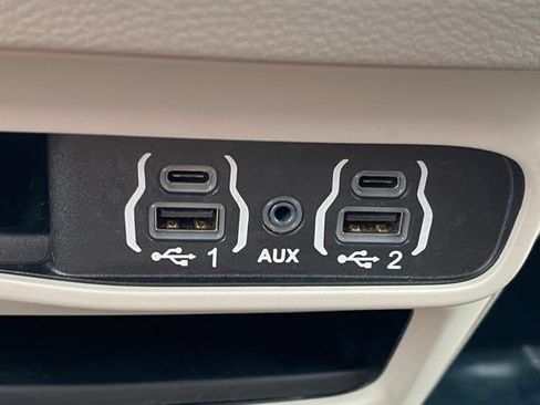 Used 2022 Chrysler Voyager LX FWD image 22