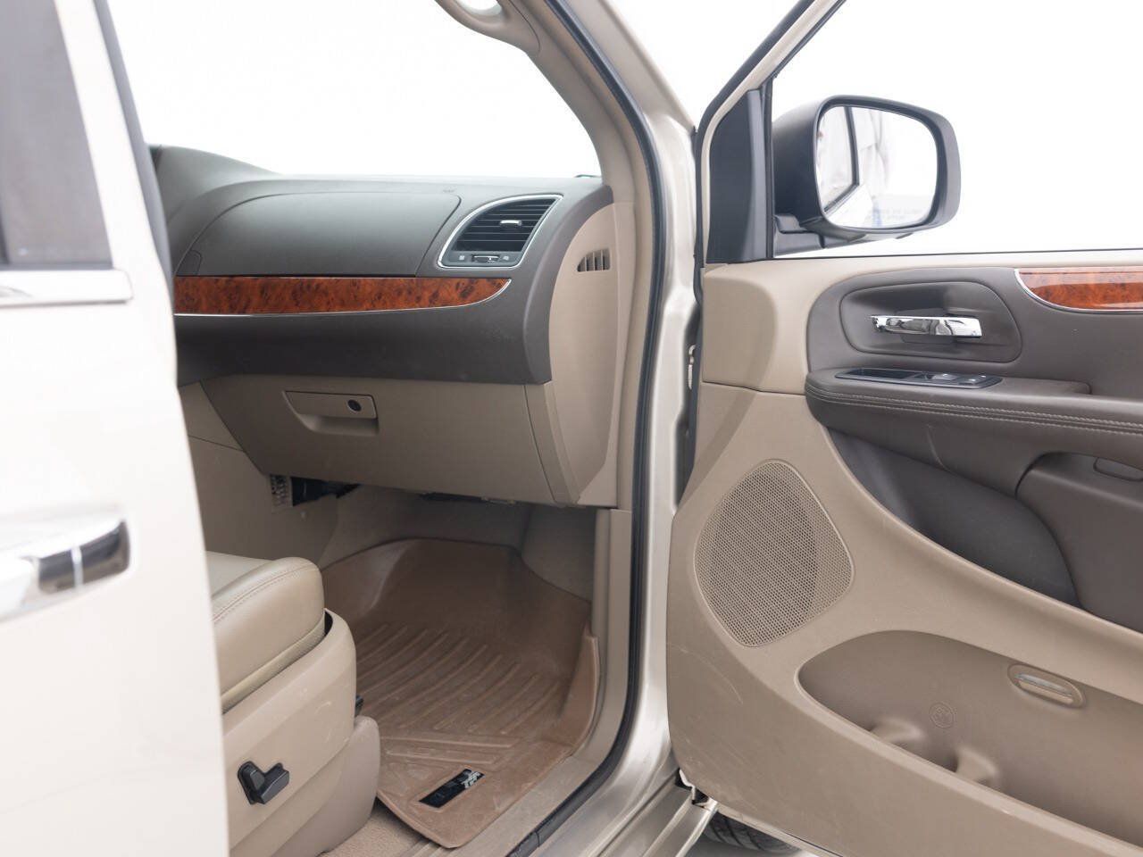 Used 2012 Chrysler Town & Country Touring-L w/ Entertainment Group #2 FWD image 28