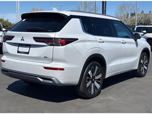 Used 2025 Mitsubishi Outlander 4WD Plug-In Hybrid image 5