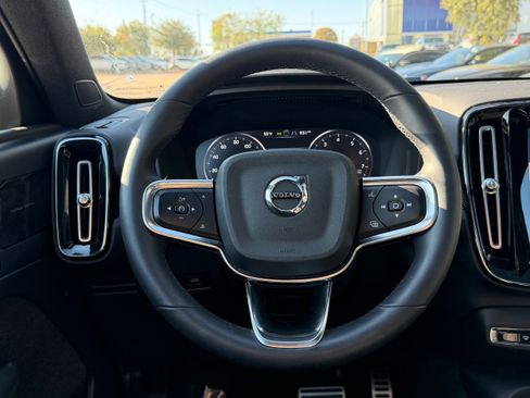 Used 2022 Volvo XC40 T4 R-Design w/ Advanced Package image 17