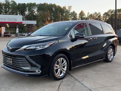 Used 2022 Toyota Sienna Platinum image 2