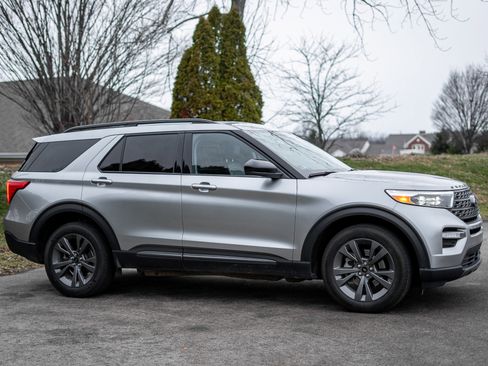 Used 2023 Ford Explorer XLT w/ Equipment Group 202A image 4