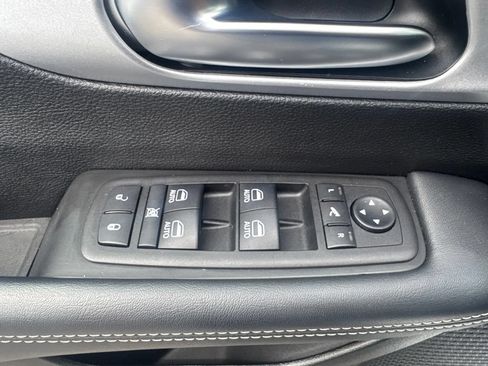 Used 2025 Chrysler Pacifica Limited FWD image 29