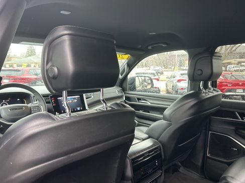 Used 2023 Jeep Wagoneer L Series II image 30