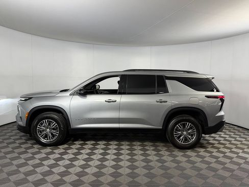 Used 2025 Chevrolet Traverse LT FWD image 11