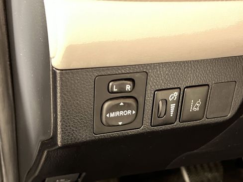 Used 2018 Toyota RAV4 Limited image 31