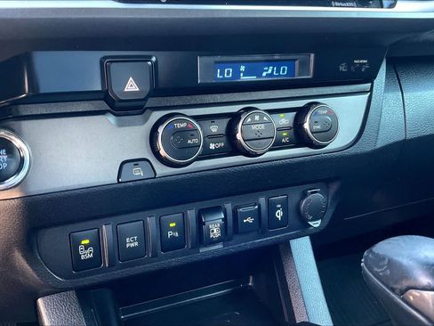 Used 2022 Toyota Tacoma TRD Off-Road w/ Technology Package RWD image 32