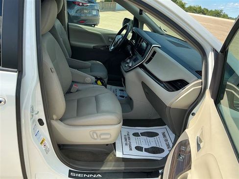 Used 2017 Toyota Sienna XLE Premium AWD/4WD image 38