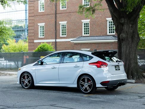 Used 2018 Ford Focus ST w/ Equipment Group 402A FWD image 10