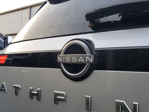 Used 2025 Nissan Pathfinder SL FWD image 6
