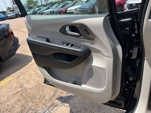 Used 2023 Chrysler Pacifica Touring-L FWD image 18