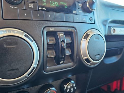 Used 2018 Jeep Wrangler Unlimited Sahara w/ Connectivity Group image 25