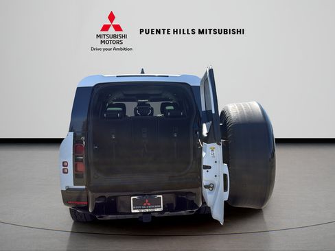 Used 2024 Land Rover Defender 130 X-Dynamic SE AWD/4WD image 9