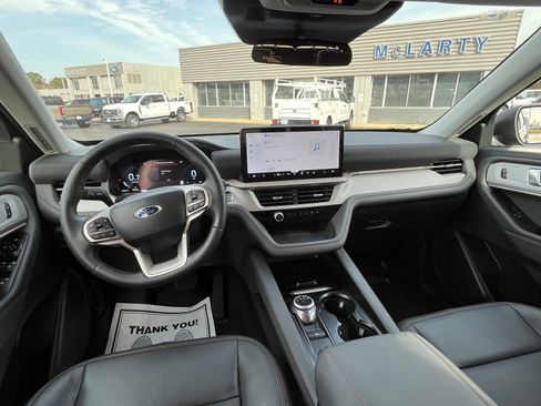 Used 2025 Ford Explorer Active w/ Active Comfort Package image 16