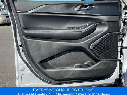 New 2025 Jeep Grand Cherokee L Laredo image 5