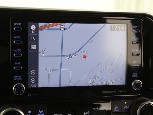 Used 2021 Toyota Highlander XLE image 10