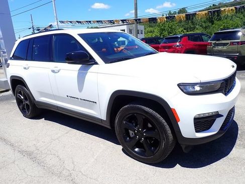 Used 2023 Jeep Grand Cherokee Limited w/ Black Appearance Package AWD/4WD image 9