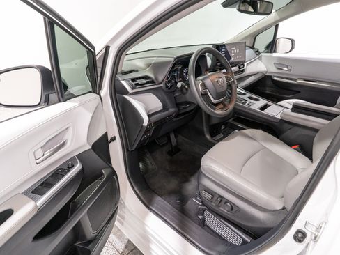 Used 2026 Toyota Sienna XLE FWD image 12