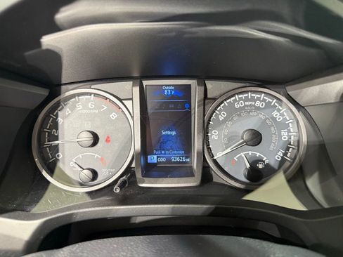 Used 2017 Toyota Tacoma TRD Sport w/ Tow Package (A/T) AWD/4WD image 23