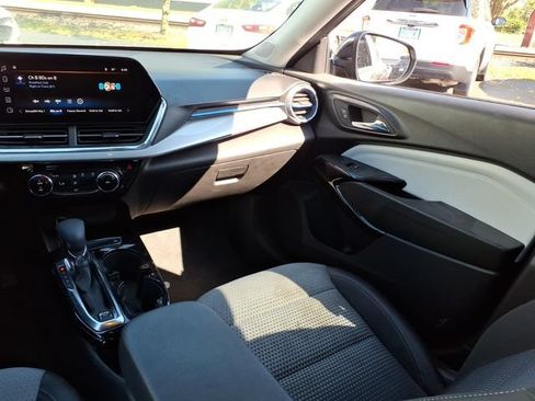 Used 2025 Chevrolet Trax LT FWD image 18