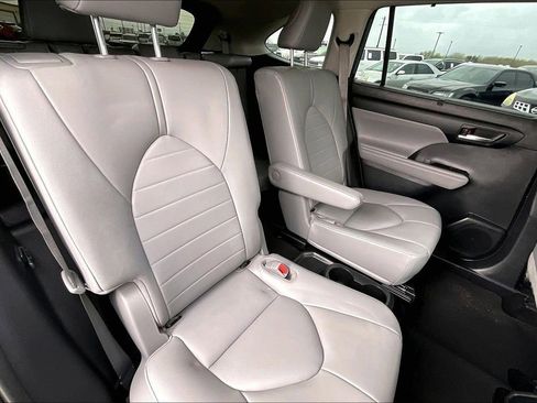 Used 2021 Toyota Highlander XLE image 22