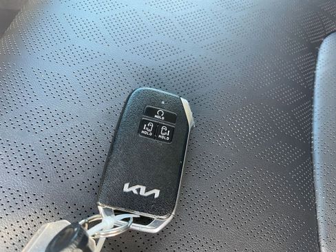 Used 2024 Kia Carnival LX image 25