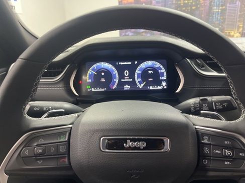 New 2025 Jeep Grand Cherokee 4WD image 12