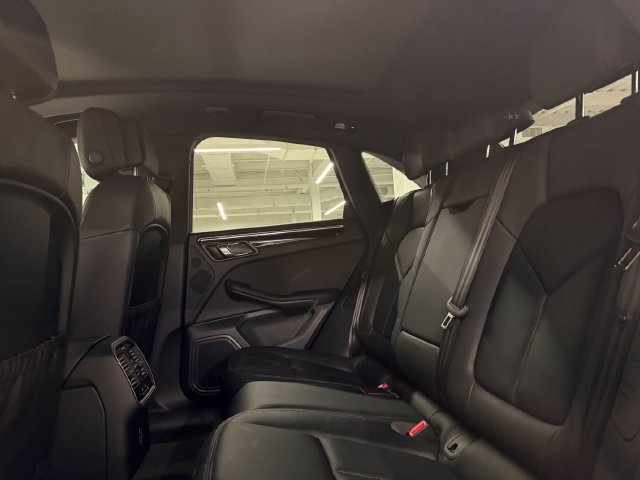 Certified 2026 Porsche Macan AWD/4WD image 32