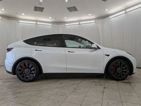 Used 2022 Tesla Model Y Performance image 11