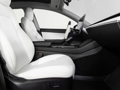 Used 2022 Tesla Model Y Long Range image 27