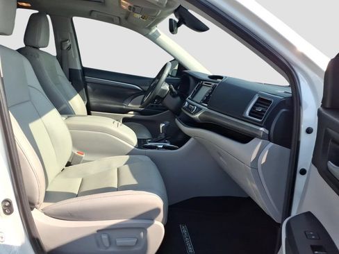 Used 2019 Toyota Highlander Limited FWD image 10