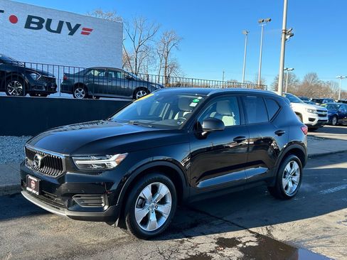 Used 2020 Volvo XC40 T4 Momentum w/ Premium Package image 2