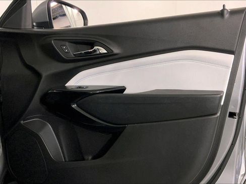 Used 2025 Chevrolet Trax LT w/ LT Convenience Package image 25