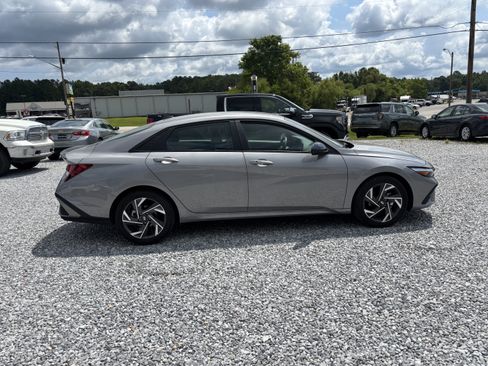 Used 2025 Hyundai Elantra Sport FWD image 4