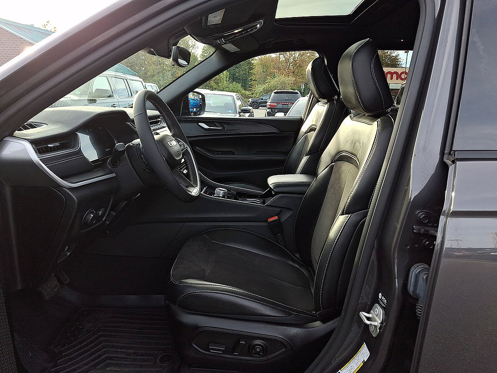 Used 2023 Jeep Grand Cherokee Altitude AWD/4WD image 17