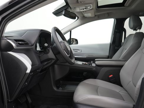 Used 2026 Toyota Sienna XLE AWD/4WD image 24