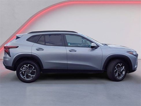 Used 2025 Chevrolet Trax LT w/ Driver Confidence Package image 2